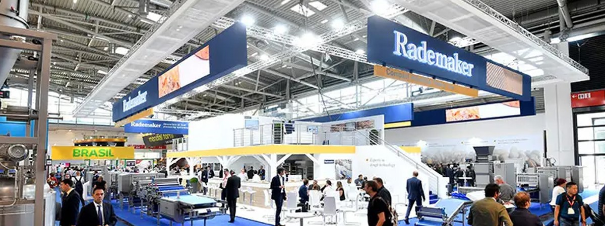 Double sided bar LCD wayfinding screens in the exhibition provide better service to customers Double sided bar LCD wayfinding screens in the exhibition provide better service to customers